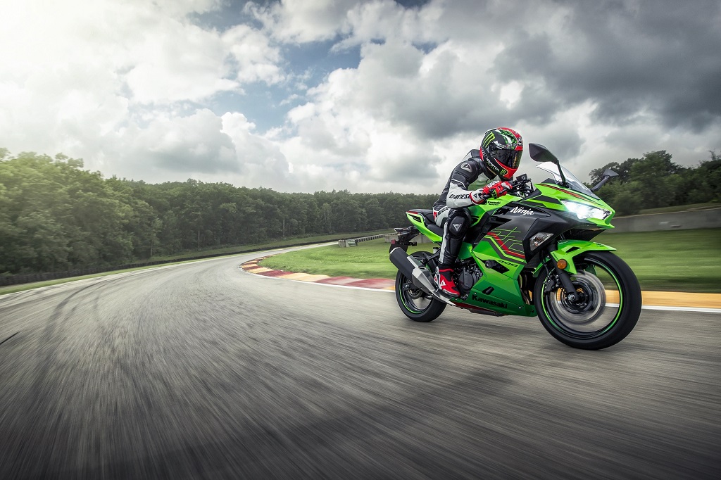 Ninja 400 ABS ツーリングからスポーツ走行まで幅広く楽しめます